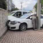 İnegöl'de Otomobil ve Hafif Ticari Araç Çarpıştı, Bir Yaralı! 3 kazada savrulan hafif ticari arac ile otomobil site duvarina carpti 5c58923df269