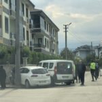 İnegöl'de Otomobil ve Hafif Ticari Araç Çarpıştı, Bir Yaralı! 2 kazada savrulan hafif ticari arac ile otomobil site duvarina carpti c34f059dfc6a