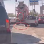 kirmizi isikta bekleyen beton mikserinden yola harc dokuldu b37077255c1c