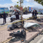 Kırmızı ışıkta duran otomobil, aracın çarpması ile ikiye bölündü; kaza kamerada 5 kirmizi isikta duran otomobil aracin carpmasi ile ikiye bolundu kaza kamerada d981401985d4