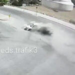 Kırmızı ışıkta duran otomobil, aracın çarpması ile ikiye bölündü; kaza kamerada 8 kirmizi isikta duran otomobil aracin carpmasi ile ikiye bolundu kaza kamerada de621922cec8