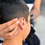 Adana'da Çocuk Korku İçinde Yerlere Fırlatıldı, Aile Olayı Kınadı 1 kovaladigi cocugu ayak bileginden tutup yere firlatan supheli tutuklandi 2 873af02bd8ee