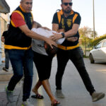 Adana'da Torpil İddiasıyla Çocuğa Saldıran Şahıs Gözaltına Alındı 1 kovaladigi cocugu ayak bileginden tutup yere firlatti 2 d210991bf610