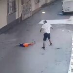 Adana'da Çocuğu Kovalamakla Kalmayıp, Merdivenlerden Yer Fırlatan Saldırgan Kaçtı 5 kovaladigi cocugu ayak bileginden tutup yere firlatti video eklendi 774d54b0a3dc