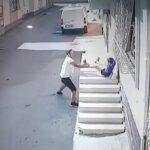 Adana'da Çocuğu Kovalamakla Kalmayıp, Merdivenlerden Yer Fırlatan Saldırgan Kaçtı 3 kovaladigi cocugu ayak bileginden tutup yere firlatti video eklendi 93f5df56436f