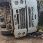 kum yuklu kamyon minibusun uzerine devrildi 9502e8c3b037