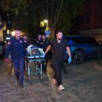 Antalya'da Rus Turist Kadın, İnşaat Çukuruna Düşerek Yaralandı 6 kurtarma sirasinda usuyen turiste yelegini verdi 5f7dd01a1364