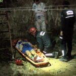 Antalya'da Rus Turist Kadın, İnşaat Çukuruna Düşerek Yaralandı 1 kurtarma sirasinda usuyen turiste yelegini verdi 83c4265eaf55