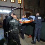 Antalya'da Rus Turist Kadın, İnşaat Çukuruna Düşerek Yaralandı 5 kurtarma sirasinda usuyen turiste yelegini verdi af9e7d54cf9a