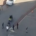 Adana'da motosikletli kurye, tartıştığı grup tarafından darp edildi; o anlar cep telefonuna yansıdı. 2 kuryenin tartistigi grup tarafindan darbedildigi anlar kamerada 49c6cd451a44