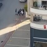 Adana'da motosikletli kurye, tartıştığı grup tarafından darp edildi; o anlar cep telefonuna yansıdı. 5 kuryenin tartistigi grup tarafindan darbedildigi anlar kamerada 950db35e9e5b