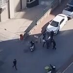 Adana'da motosikletli kurye, tartıştığı grup tarafından darp edildi; o anlar cep telefonuna yansıdı. 1 kuryenin tartistigi grup tarafindan darbedildigi anlar kamerada cd266cddcac4