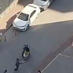 Adana'da motosikletli kurye, tartıştığı grup tarafından darp edildi; o anlar cep telefonuna yansıdı. 3 kuryenin tartistigi grup tarafindan darbedildigi anlar kamerada eeeb0f466175