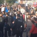 Düzce'de Lise Öğrencilerine Tacizde Bulunan Genç, Esnafa Bıçak Çekerek Yakalandı 1 liseli 2 kiza sozlu tacizde bulunup esnafa bicak ceken supheli tutuklandi 733aa88b6a95