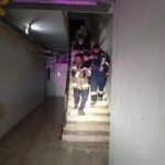 Kızıltepe'deki apartmanda meydana gelen yangında 1 çocuk 2 kişi dumandan etkilendi, daire kullanılamaz hale geldi. 3 mardinde 8 katli apartmanda yangin 2 kisi dumandan etkilendi 34ebc7da4a8f