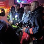 Kızıltepe'deki apartmanda meydana gelen yangında 1 çocuk 2 kişi dumandan etkilendi, daire kullanılamaz hale geldi. 2 mardinde 8 katli apartmanda yangin 2 kisi dumandan etkilendi c88278b3f8cc