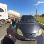 Motokurye, direksiyondaki sürücüyü yumrukladı 3 motokurye direksiyondaki surucuyu yumrukladi 589a085a3154