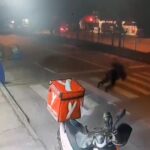 motosikletin carptigi yayanin yanindan gecip yola devam ettiler 6118a40fa1bb