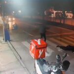 motosikletin carptigi yayanin yanindan gecip yola devam ettiler 6cee91a34589