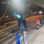 motosikletin carptigi yayanin yanindan gecip yola devam ettiler 9f6404a3c1af