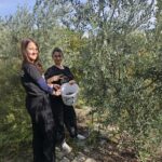 okul bahcesinde ogrencilerden zeytin hasadi 84632c1df3cb