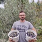 okul bahcesinde ogrencilerden zeytin hasadi 9baa509e191f