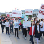 Isparta'daki Okul Başkanı Ahmet Veli Çetin, Milletvekillerini Öğrencilerle Buluşturdu 2 okul baskani ahmet secim vaadini yerine getirip milletvekilleri ile ogrencileri bulusturdu 1ccb9d87febf