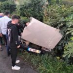 otomobil refujdeki elektrik diregine carpip karsi seride savruldu 2 yarali 6afe125b95ff