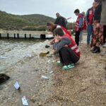 ozel gereksinimli ogrenciler gazze icin denize kagittan kayiklar birakti 545f30b8a9cc