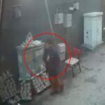 Burcu'da Seyyar Ihlamur Satıcısının Cep Telefonu Hırsızlığı Kamerada Görüntülendi 1 para bozdurmaya giden seyyar saticinin tezgahta biraktigi telefonunu caldi 854fcf1235ac