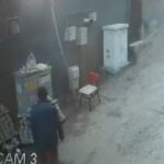 Burcu'da Seyyar Ihlamur Satıcısının Cep Telefonu Hırsızlığı Kamerada Görüntülendi 3 para bozdurmaya giden seyyar saticinin tezgahta biraktigi telefonunu caldi 86f0d5a783d2
