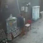 Burcu'da Seyyar Ihlamur Satıcısının Cep Telefonu Hırsızlığı Kamerada Görüntülendi 2 para bozdurmaya giden seyyar saticinin tezgahta biraktigi telefonunu caldi c9b7e91e8a7d
