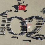 sanliurfada yoresel kiyafetli cumhuriyet bayrami kutlamasi b713403c61a2