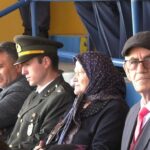 Pilot Yüzbaşı Yunus Bal’ın Ailesi, Cumhuriyet Bayramı’nda Unutulmadı 4 sehit ailesini makam araciyla evlerinden aldirip toreni izlemelerini sagladi 35e342bebe4c