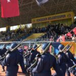 Pilot Yüzbaşı Yunus Bal’ın Ailesi, Cumhuriyet Bayramı’nda Unutulmadı 5 sehit ailesini makam araciyla evlerinden aldirip toreni izlemelerini sagladi e57c0b2d28e5