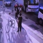 servis araci soforunun motokuryeye tekme ve yumruklu saldirisi kamerada b32262b536a0