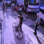 servis araci soforunun motokuryeye tekme ve yumruklu saldirisi kamerada dcc25aaa8be8