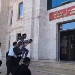 Hamile Eşini ve Amcasını Öldüren Onur Arı, Adliyeye Gönderildi 1 siirtte esi ile amcasini oldurup 3 akrabasini yaraladi 3 video eklendi 8b52b830086a