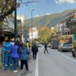 surucusunun yayaya carpmamak icin manevra yaptigi otomobil kaldirima cikti o anlar kamerada 121d781e2861