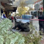 surucusunun yayaya carpmamak icin manevra yaptigi otomobil kaldirima cikti o anlar kamerada 1400fc3a1916