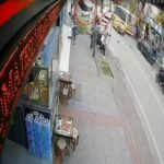 surucusunun yayaya carpmamak icin manevra yaptigi otomobil kaldirima cikti o anlar kamerada 3ea230c1103a