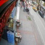 surucusunun yayaya carpmamak icin manevra yaptigi otomobil kaldirima cikti o anlar kamerada 596448383f10