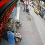 surucusunun yayaya carpmamak icin manevra yaptigi otomobil kaldirima cikti o anlar kamerada 7875b8cc5201