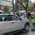 surucusunun yayaya carpmamak icin manevra yaptigi otomobil kaldirima cikti o anlar kamerada bb72f4a80101