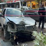 surucusunun yayaya carpmamak icin manevra yaptigi otomobil kaldirima cikti o anlar kamerada dc478b48724b