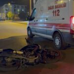 Düzce'de Taksinin Çarpmasıyla Motosiklet Sürücüsü ve Yanındaki Yaralandı 2 taksinin motosiklete carpistigi kaza kamerada 2 yarali a65d89b055e5