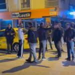 Düzce'de Taksinin Çarpmasıyla Motosiklet Sürücüsü ve Yanındaki Yaralandı 1 taksinin motosiklete carpistigi kaza kamerada 2 yarali e6b5920124e4