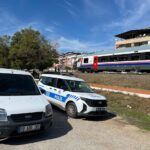 torununu trenin altinda kalmaktan kurtardi kendisi agir yaralandi d46b908f6fb8