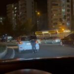 trafik polisi yolda kalan otomobili iterek surucuye yardim etti 4f79e901f0da