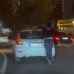trafik polisi yolda kalan otomobili iterek surucuye yardim etti d16db420df8e